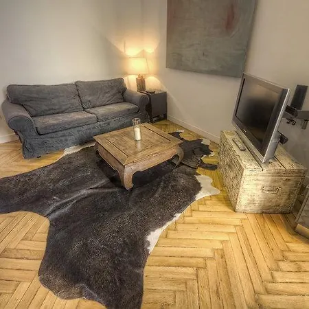 The Living Quarters מלון דירות