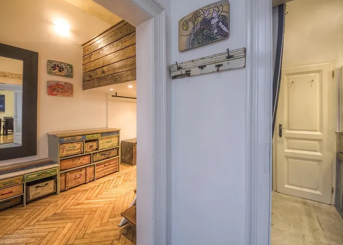 Aparthotel The Living Quarters 4*